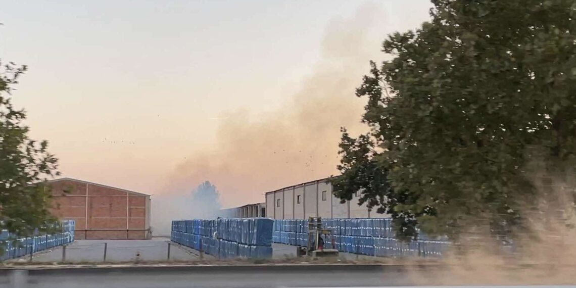 Φωτιά σε αποθήκη εκκοκκιστηρίου έξω από τη Λάρισα 